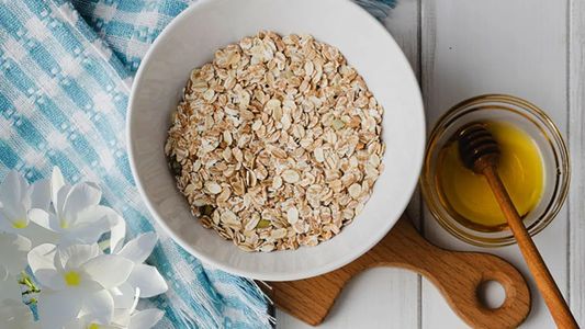 Avena con miel: la combinación natural que exfolia, hidrata y calma la piel