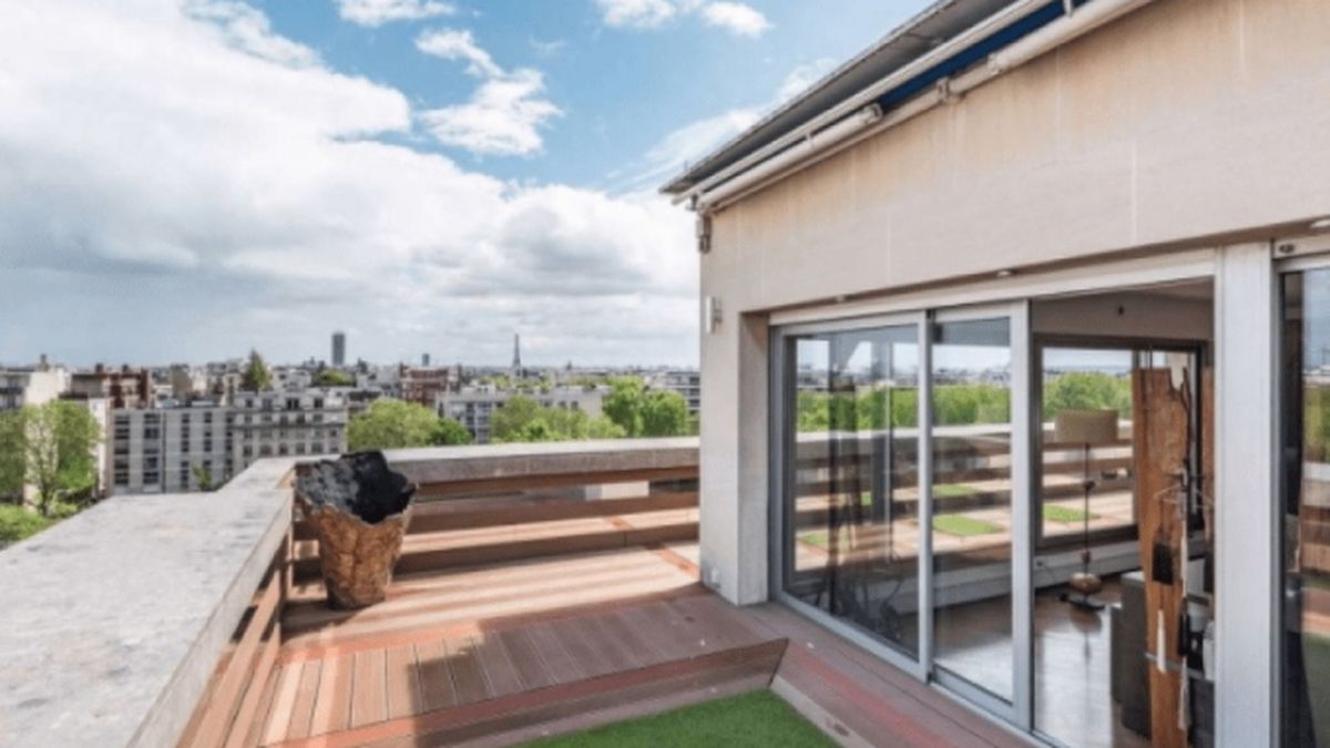 Lionel Messi y Antonela Rocuzzo ya tienen casa en París. Alquilaron una lujosa vivienda en el barrio Neully-Sur-Seine, por unos 20.000 euros mensuales. El detalle: no tiene la pileta cubierta que ellos pretendían, entre las comodidades.