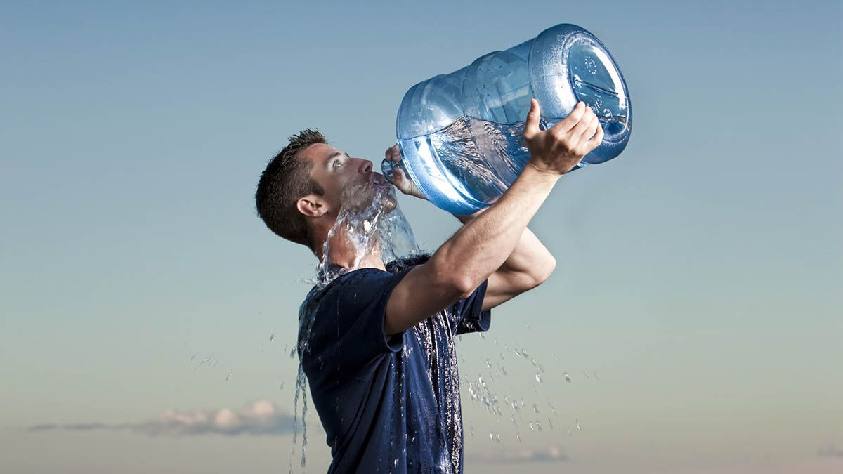 Un estudio reveló cuánta agua necesitas para prevenir un ACV