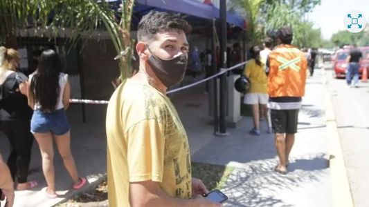 Peor es robar: estaba desempleado y comenzó a hacer filas en los centros de hisopados por dinero