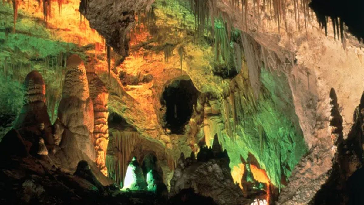 Estalactitas con minerales se descuelgan desde el techo de la cueva hacia las piscinas de la lechuguilla. (Foto: Captura de TV)