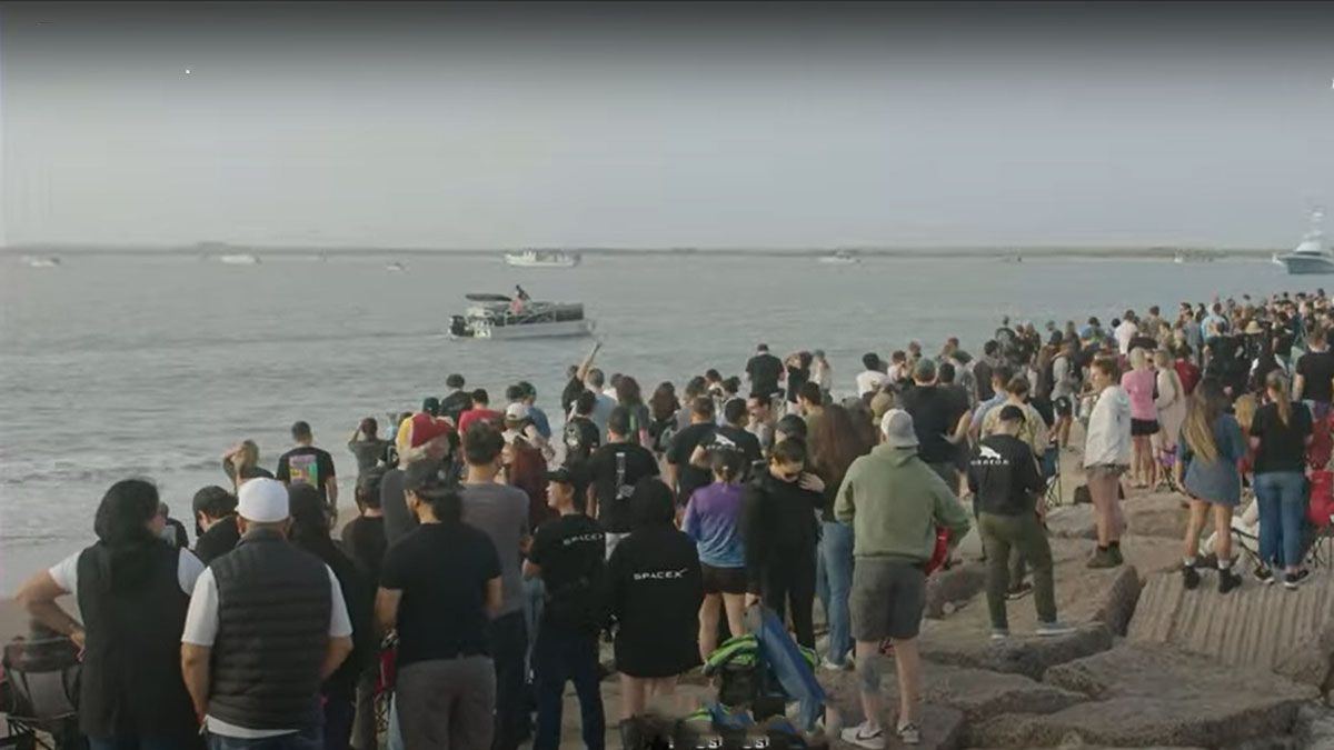 Una gran cantidad de curiosos se junto a la orilla del mar para ver el lanzamiento del 