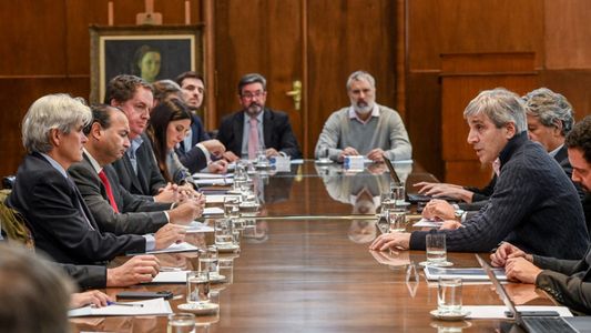 Consumo masivo: por qué el ministro Caputo se reunió con empresarios del sector y qué dijo sobre el cepo y la inflación