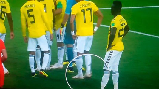 Raro en un equipo de Pekerman: un jugador suyo no respetó el fair play en el partido con Inglaterra