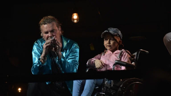 Maná invitó a una fan de 10 años con una enfermedad terminal a cantar con ellos: el video