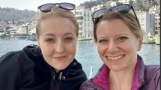 Descubrió que su novio le era infiel y se fue de viaje con la otra