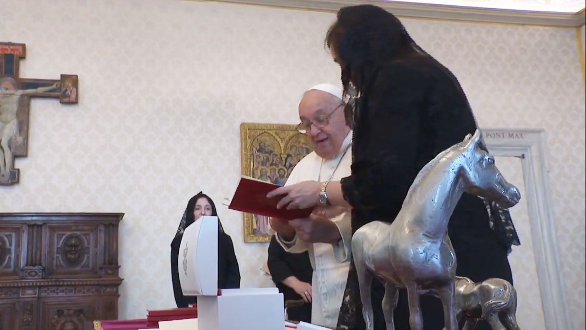 El papa le di&oacute; un libro para que Victoria Villarruel leyera una frase. (Foto: Captura de TV)