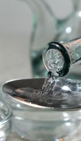 Truco viral: por qué recomiendan mezclar vinagre con agua y para qué sirve