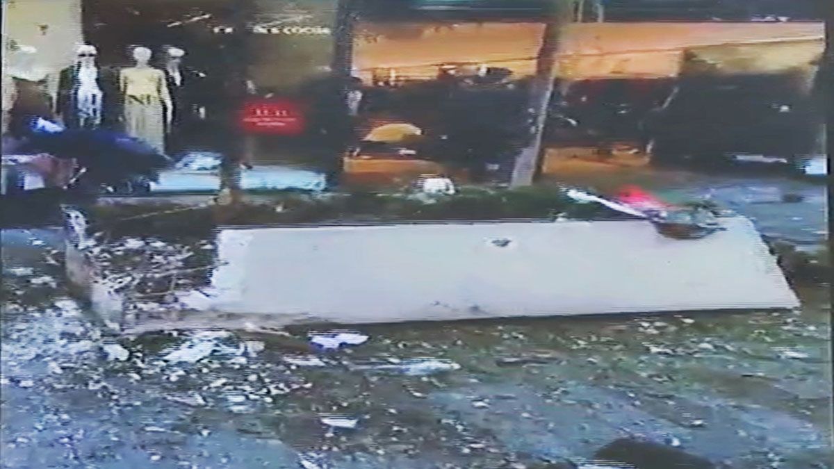 El estallido de la bomba destruyó muchos locales en la calle comercial de Estambul (Foto: Captura de TV)
