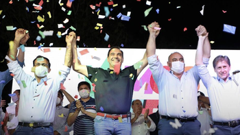 Gobernador de Corrientes se proclamó ganador y rompió la veda electoral