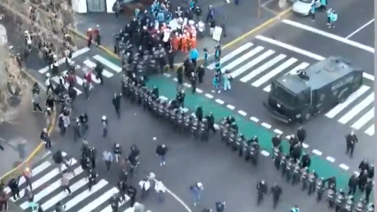 Tensión en el Congreso durante la marcha de jubilados: empujones, gases, heridos y detenidos