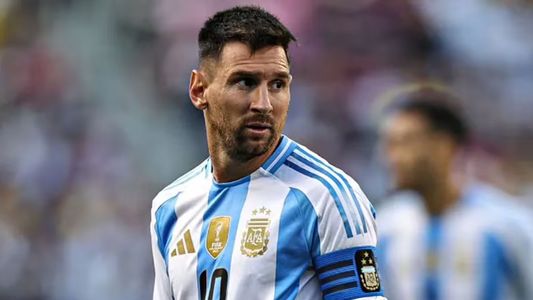 Messi aprovechó su día libre para visitar a la selección sub 20 de Argentina y se sacó una foto con un millonario