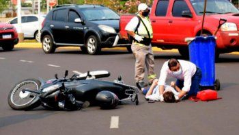 El Gobernador de Misiones asistió a una motociclista tras un accidente de tránsito