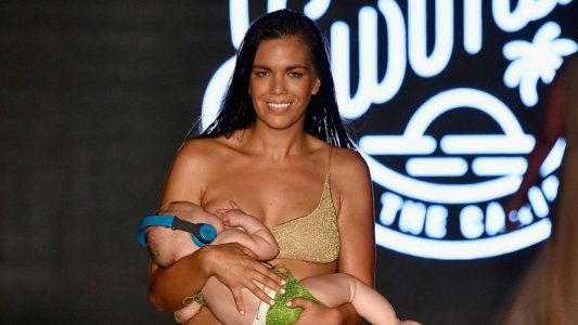 Una modelo desafió los prejuicios y desfiló mientras le daba la teta a su hija de 5 meses