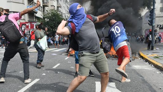 Incidentes en la marcha contra el acuerdo con el FMI: un grupo de pocos manifestantes arrojó piedras al Congreso