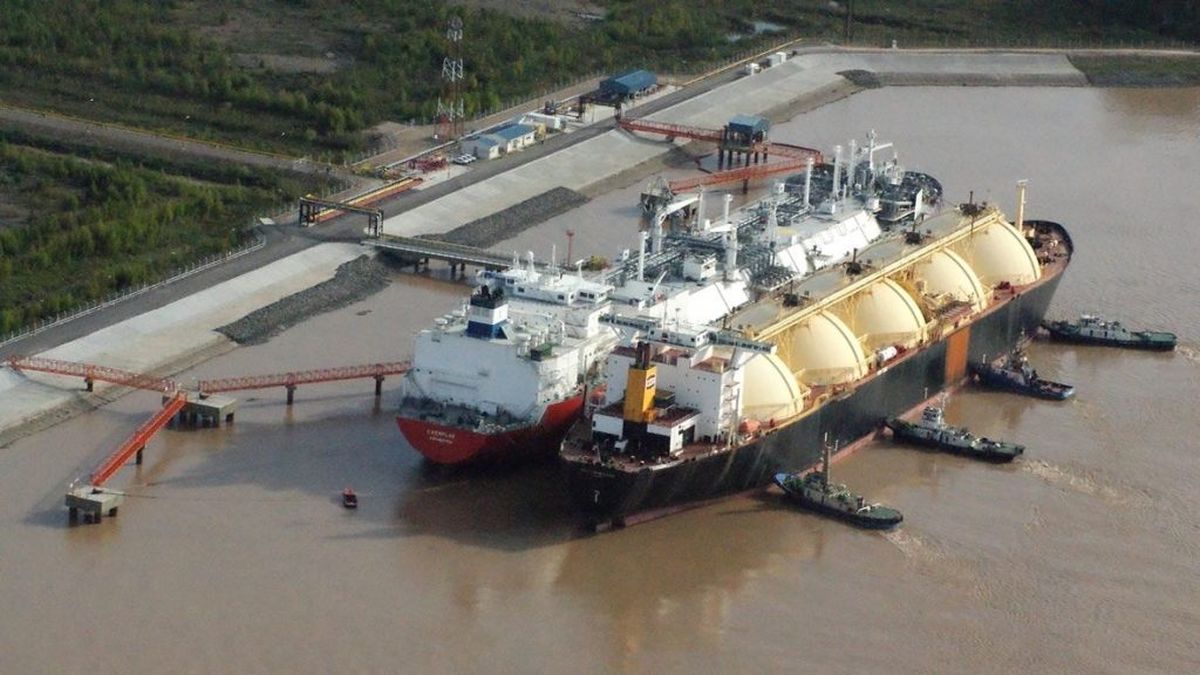 Cientos de industras y estaciones de GNC se encuentran sin gas por la falta de pago de un buque de GNL