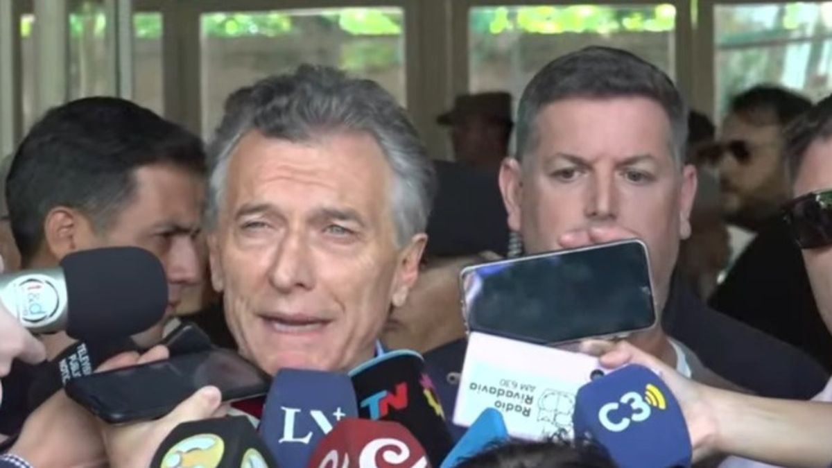 El líder del PRO Mauricio Macri sufragó antes del mediodía en el colegio Lenguas Vivas El líder del PRO Mauricio Macri sufragó antes del mediodía en el colegio Lenguas Vivas