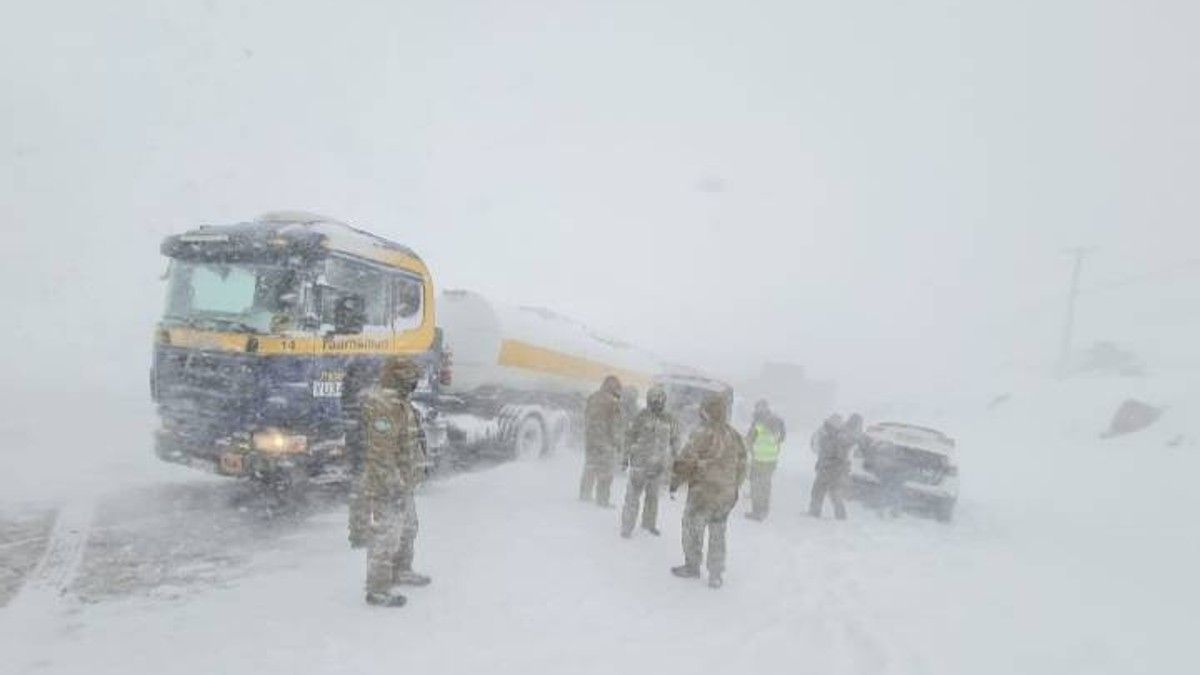 Camiones varados por el temporal de nieve.&nbsp;