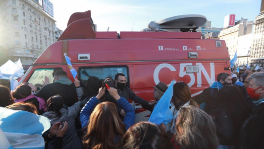 Manifestantes atacaron al equipo de trabajo de C5N en la marcha en el Obelisco