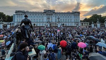 Una multitud aguarda la llegada del cuerpo de la Reina Isabel II al Palacio de Buckingham