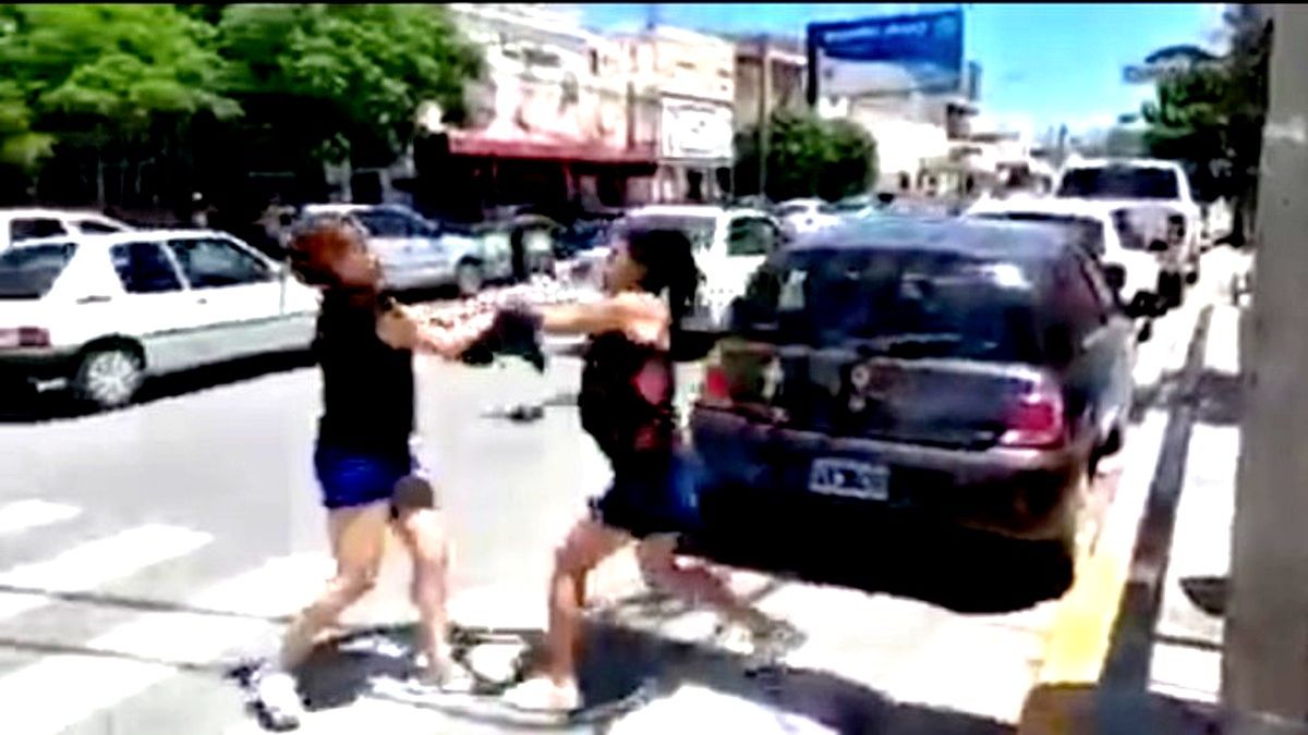 La pelea tuvo lugar en la calle Sarmiento. Foto: captura de video.&nbsp;