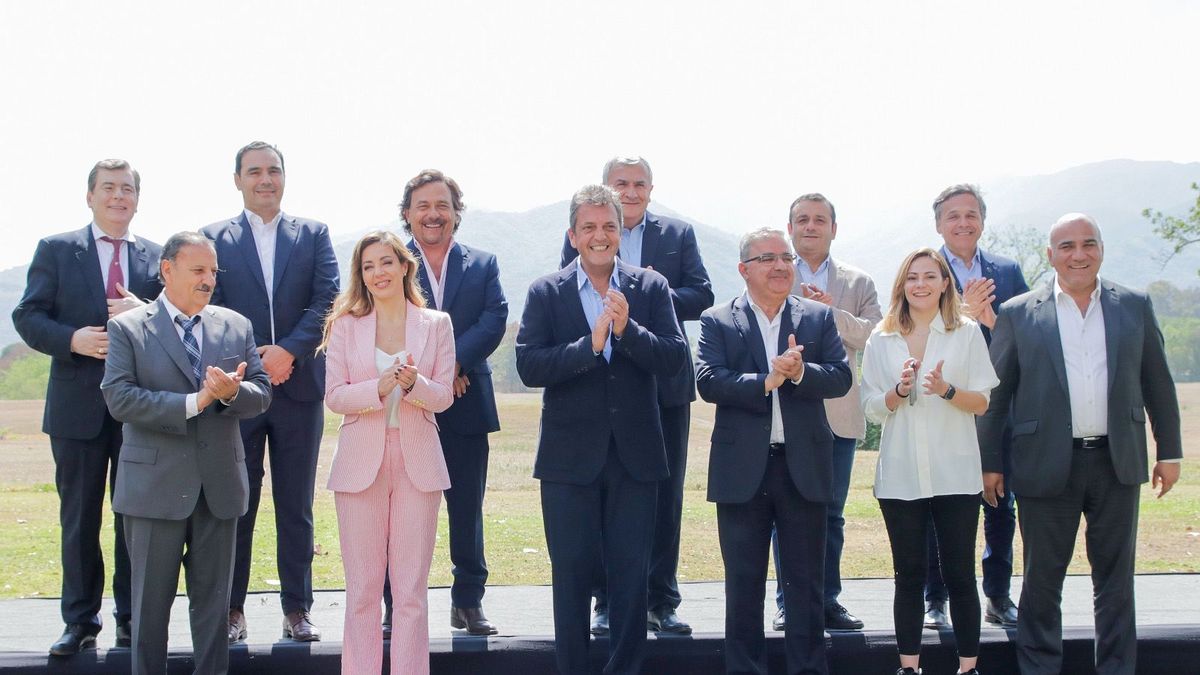Sergio Massa, ayer, rodeador por gobernadores del norte.