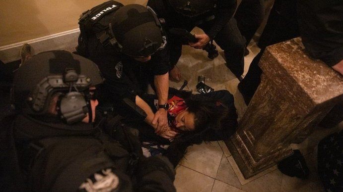 Ascienden a cuatro los muertos por el violento asalto al Capitolio