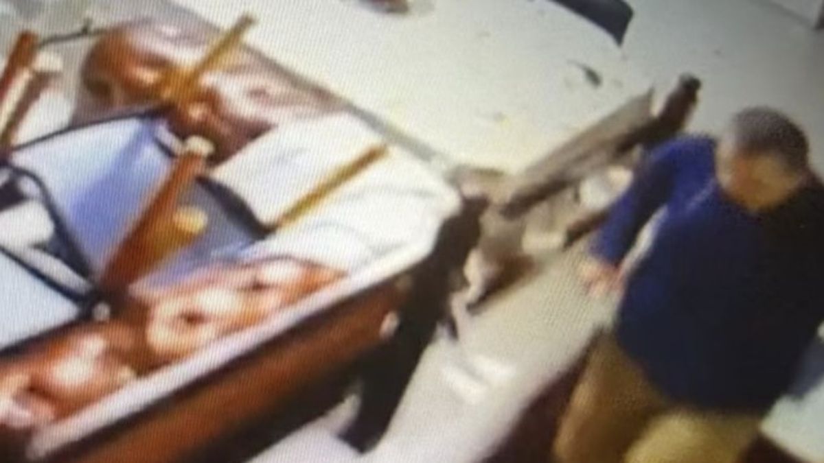 Las grabaciones de las cámaras de seguridad instaladas en el domicilio permitieron reconstruir parte de los movimientos previos al crimen. (Foto: captura)