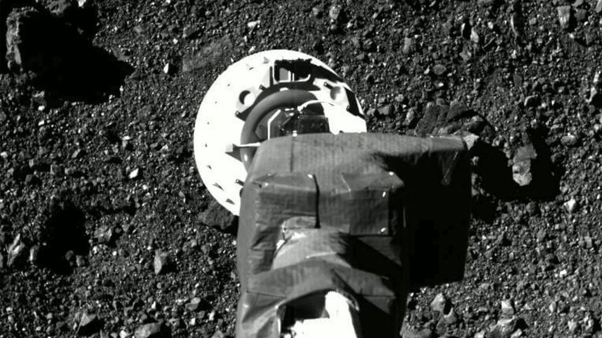 En septiembre de 2018, una sonda tom&oacute; los fragmentos del asteroide Bennu (Foto: captura de TV).
