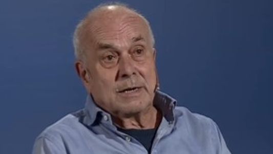 Asesor de Milei: Si veo dos hombres besándose me duele la barriga, pero si son dos mujeres me encanta