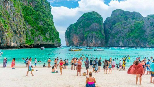 La playa más famosa de Tailandia será cerrada al turismo durante un año
