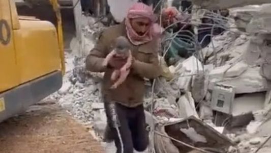 Milagro en Siria: el video del bebé que nació bajo los escombros tras el terremoto