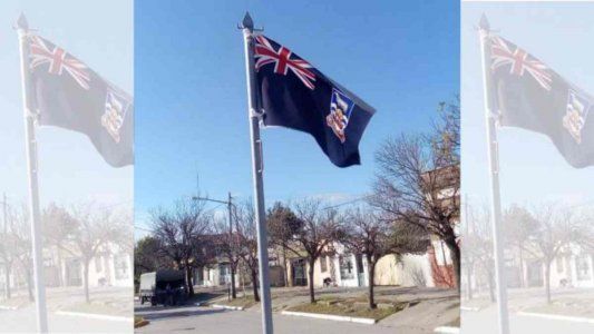 Insólito: en un pueblo santafesino izaron una bandera británica de las Islas Malvinas en el acto del 9 de Julio
