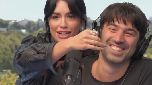 ¿Esto quieren ver?: Lali Espósito descolocó a Pedro Rosemblat al mostrar su anillo en pleno streaming