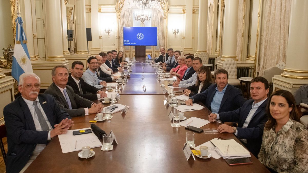 Un sector de la UCR asistió a la reunión con el Gobierno en Casa Rosada.