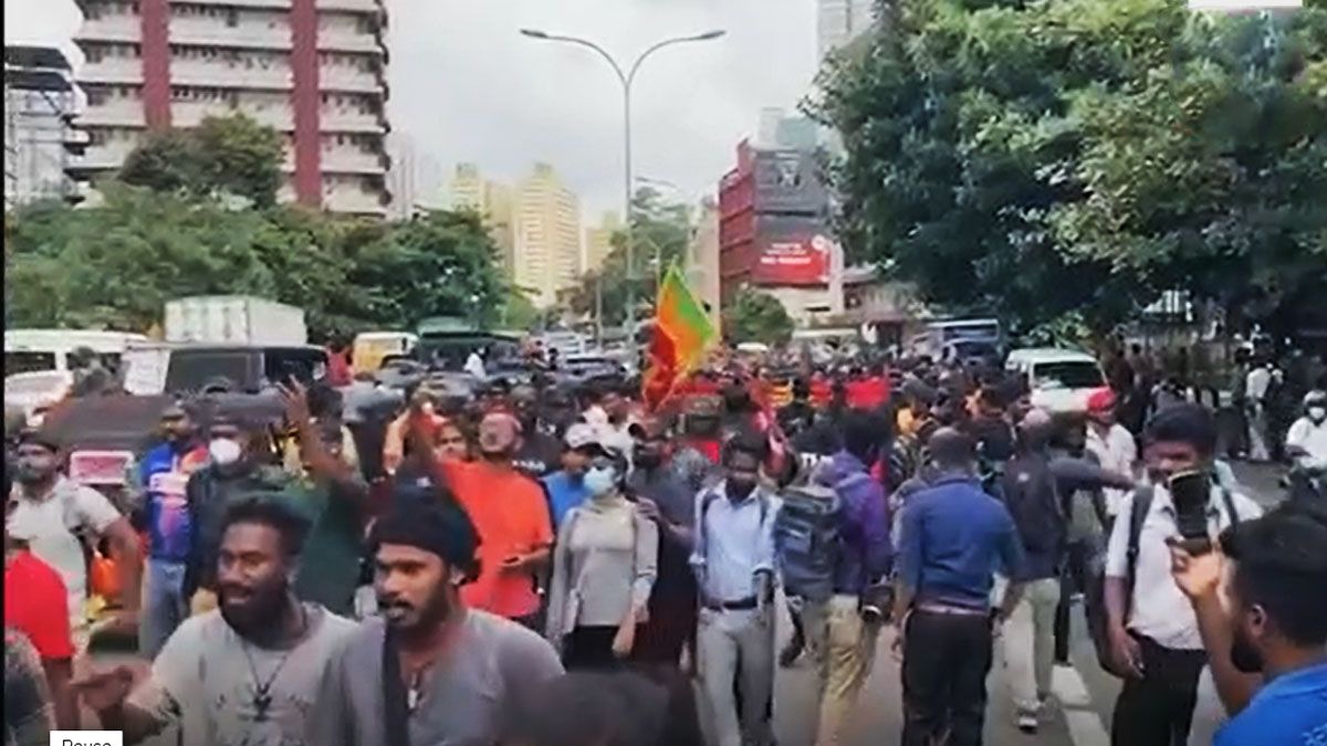 Pese a que rige el toque de queda, las protestas se mantienen en la capital de Sri Lanka (Foto: AP)