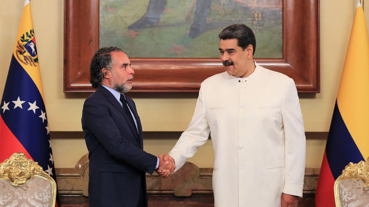 Nicolás Maduro recibe al nuevo embajador con plenos poderes de Colombia, Armando Benedetti (Foto: Cuenta de Twitter de Maduro)