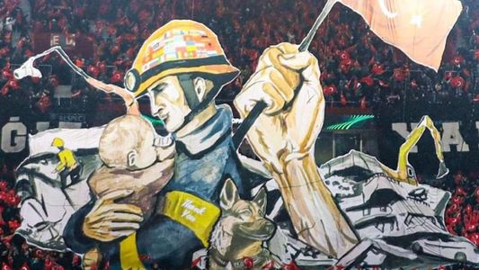Una hinchada de Turquía protagonizó un sentido homenaje a los rescatistas que trabajan tras el terremoto