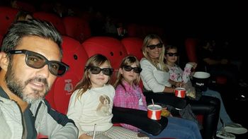 El día del padre de Fabián Cubero: cine con sus hijas y Mica Viciconte