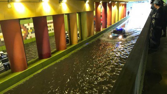 Dos muertos y calles inundadas, el saldo del fuerte temporal en Buenos Aires y el Conurbano