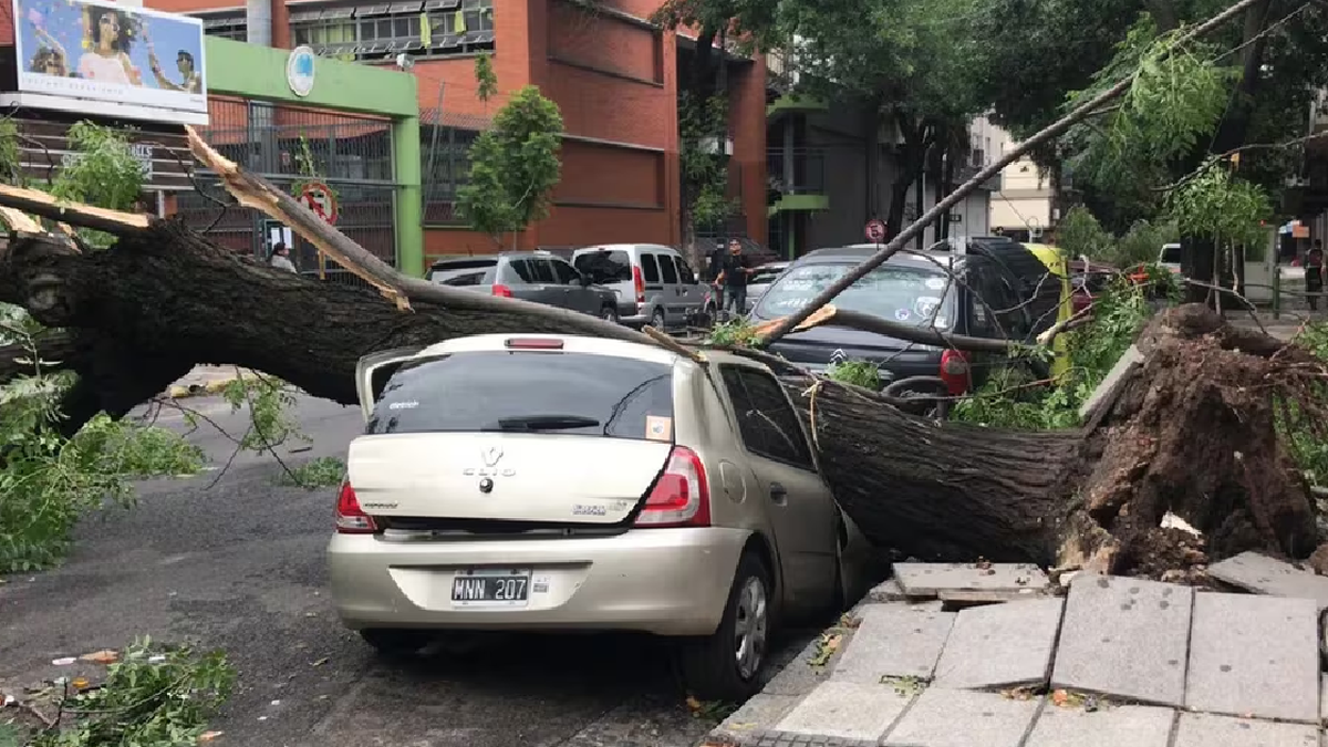 El Gobierno porteño decidió por decreto entregar subsidios a damnificados por el temporal. (Foto: gentileza Infobae)