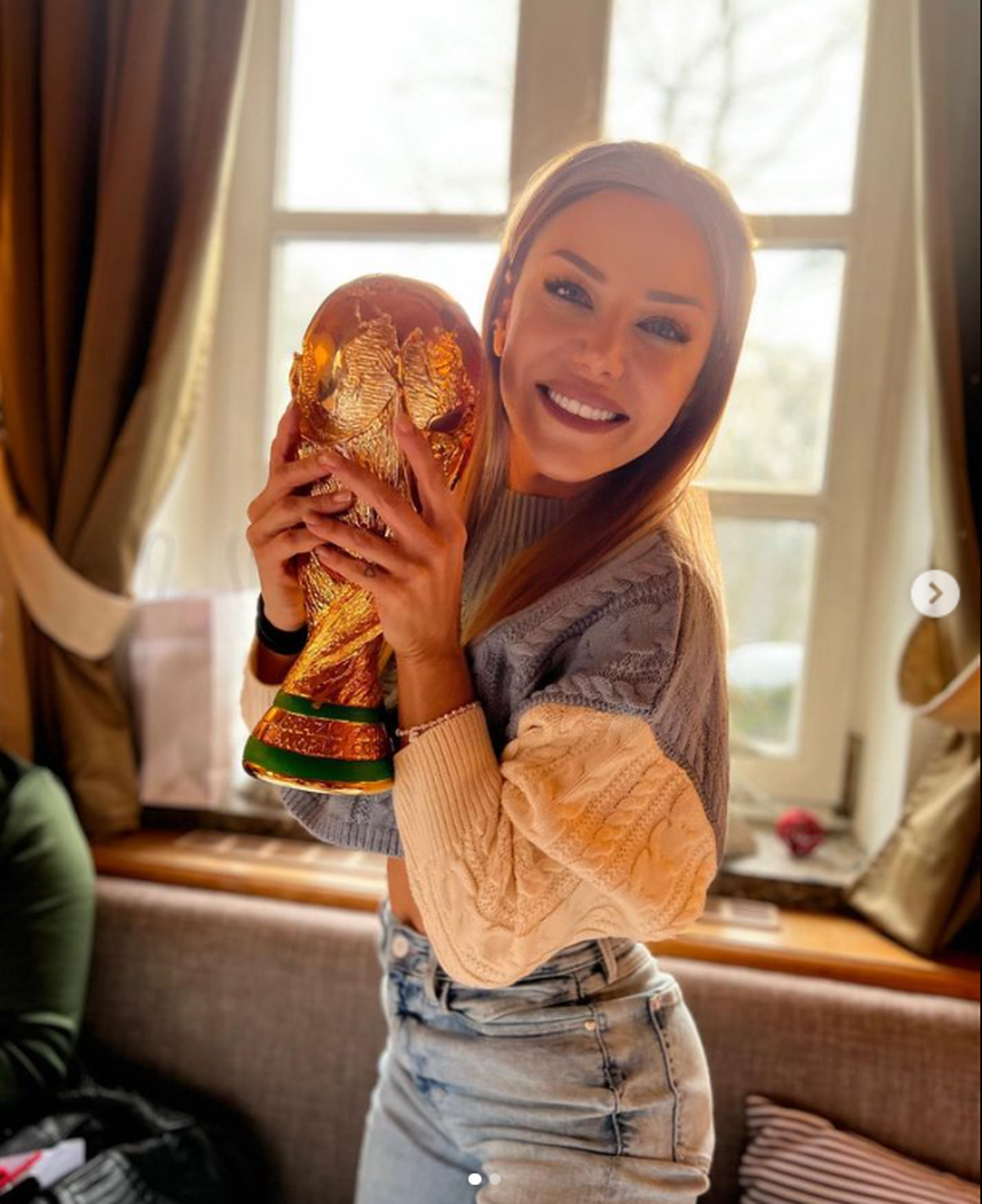 La foto de Evangelina Anderson con la Copa del Mundo y un detalle que llamó  la atención