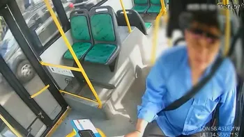 Así fue el momento en que un colectivo atropelló y mató a una mujer que cruzaba por la senda peatonal