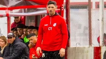 Dolor en el fútbol argentino: murió Santiago Fredes, entrenador de Luján, a los 35 años. 