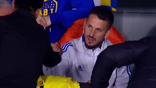 Boca - Huracán: Darío Benedetto tuvo que salir en el entretiempo por un malestar estomacal
