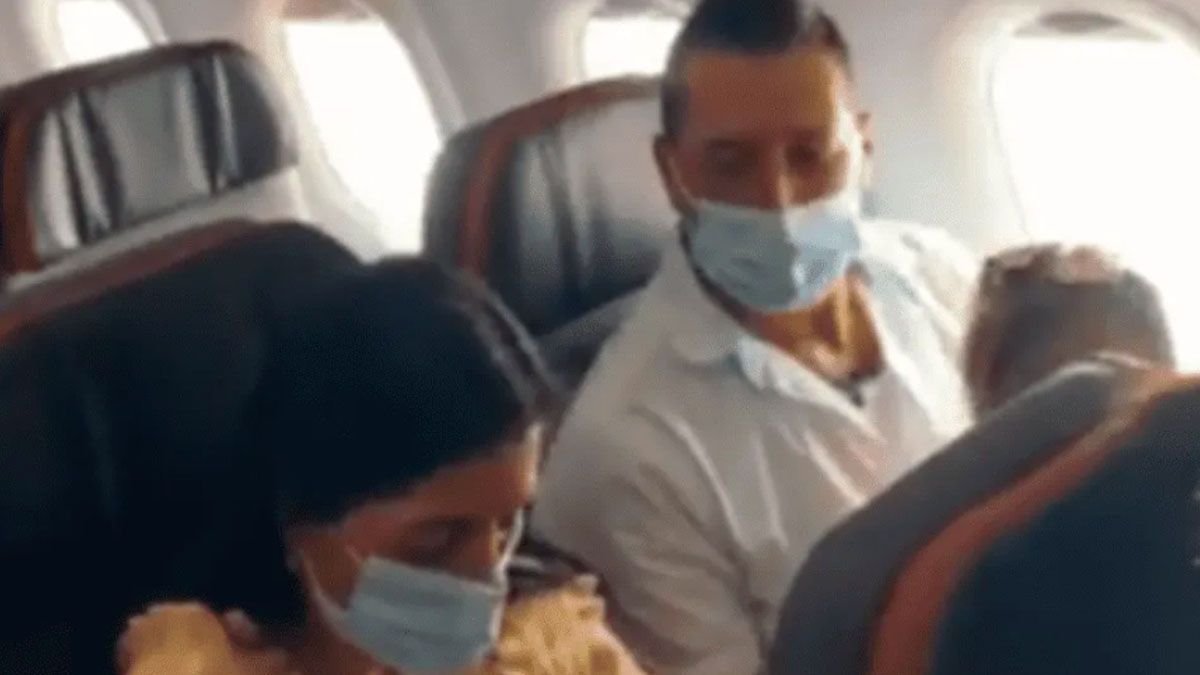 El matrimonio que pudo viajar con su beba gracias a la generosidad de los pasajeros.