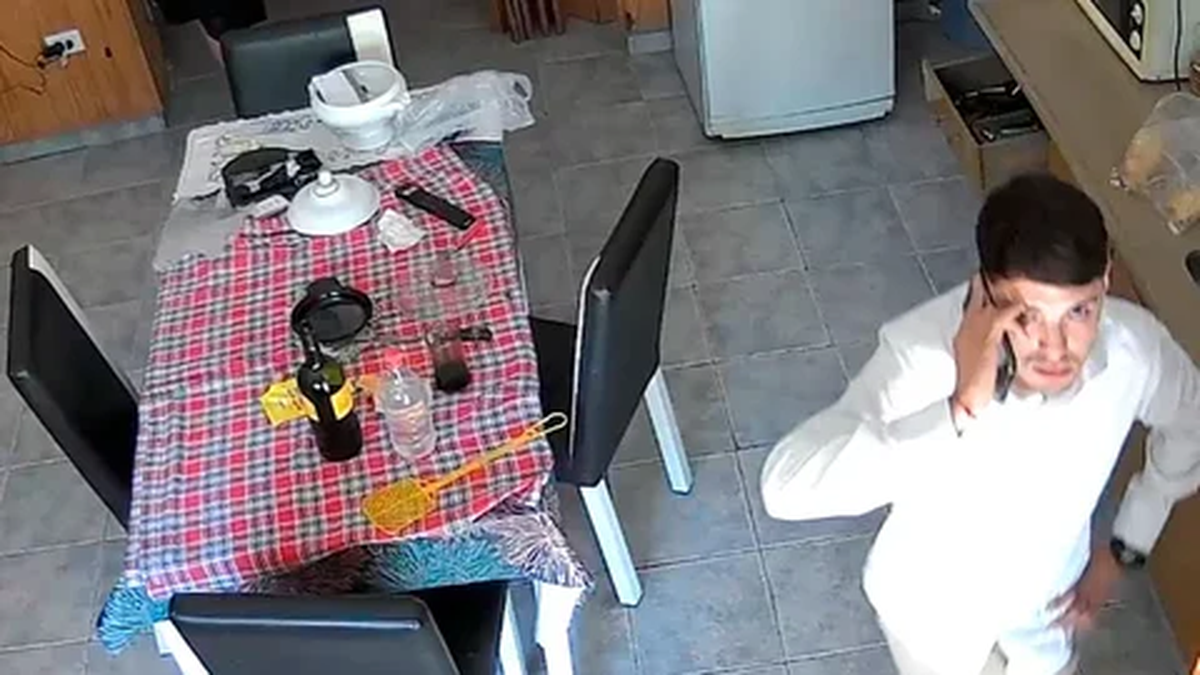La c&aacute;maras de la vivienda captaron al estafador.