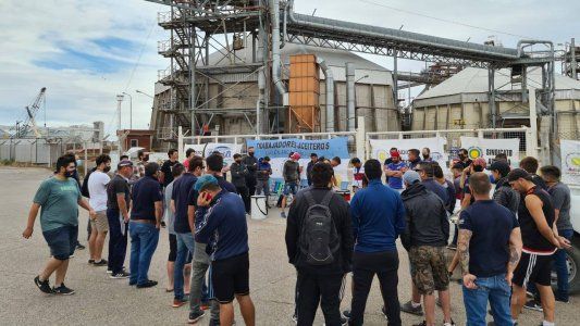 Con la presencia del ministro Moroni, el Gobierno busca destrabar el conflicto aceitero y levantar el paro que lleva tres semanas