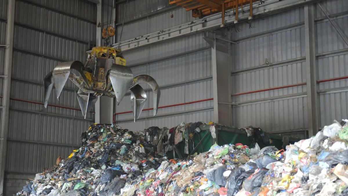 Quién era el joven que terminó compactado vivo en un camión de basura: la hipótesis de cómo llegó allí