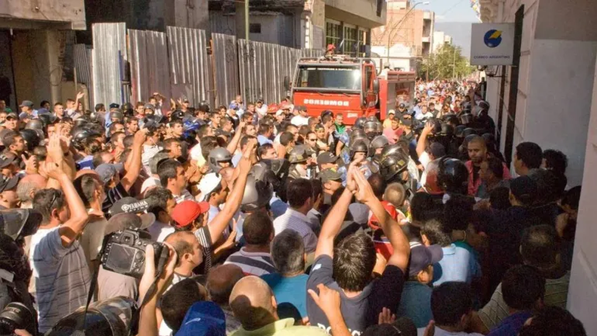 Policías amotinados frente a la Casa de Gobierno de Catamarca pidieron un sueldo básico no menor a $600 mil. (Foto: El Ancasti)